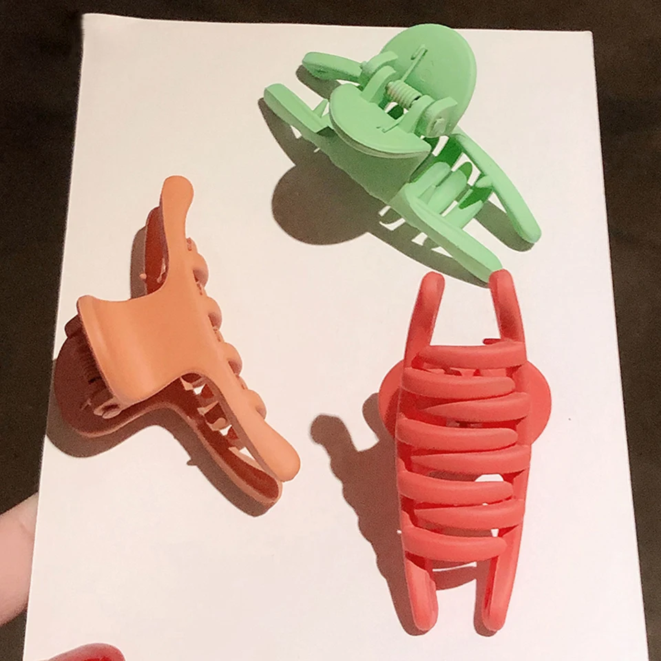 

Women Fashion Simple Hair Claw Clips Good Quality Plastic Crab for Hair Ponytail Holder Beauty Salon Tools Hairdressing