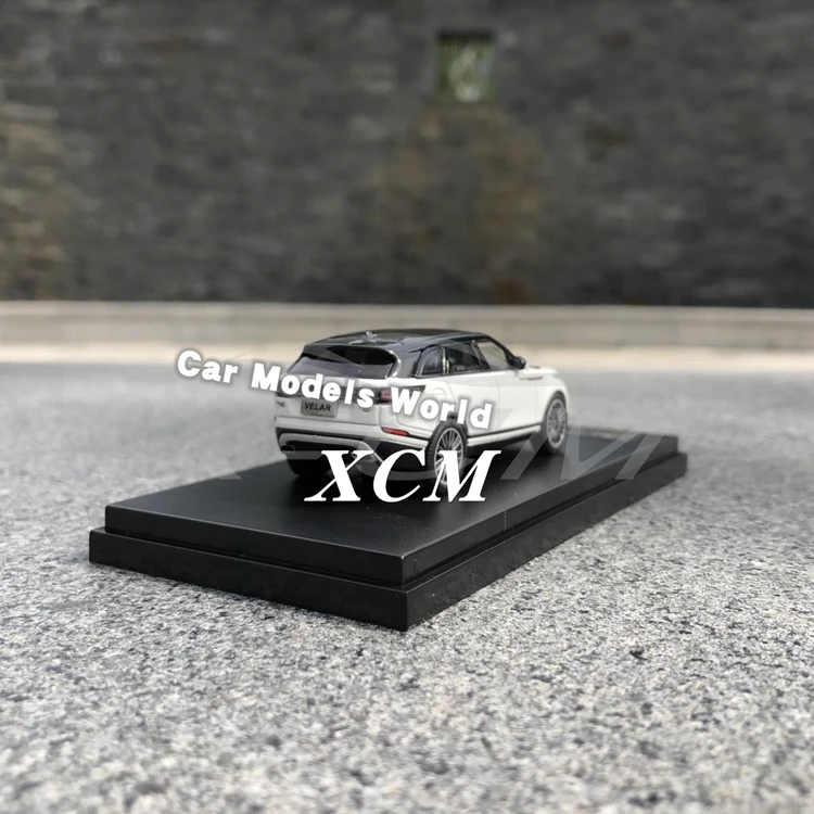Литая под давлением модель автомобиля для ЖК-моделей Velar 1: 64(белый)+ маленький подарок