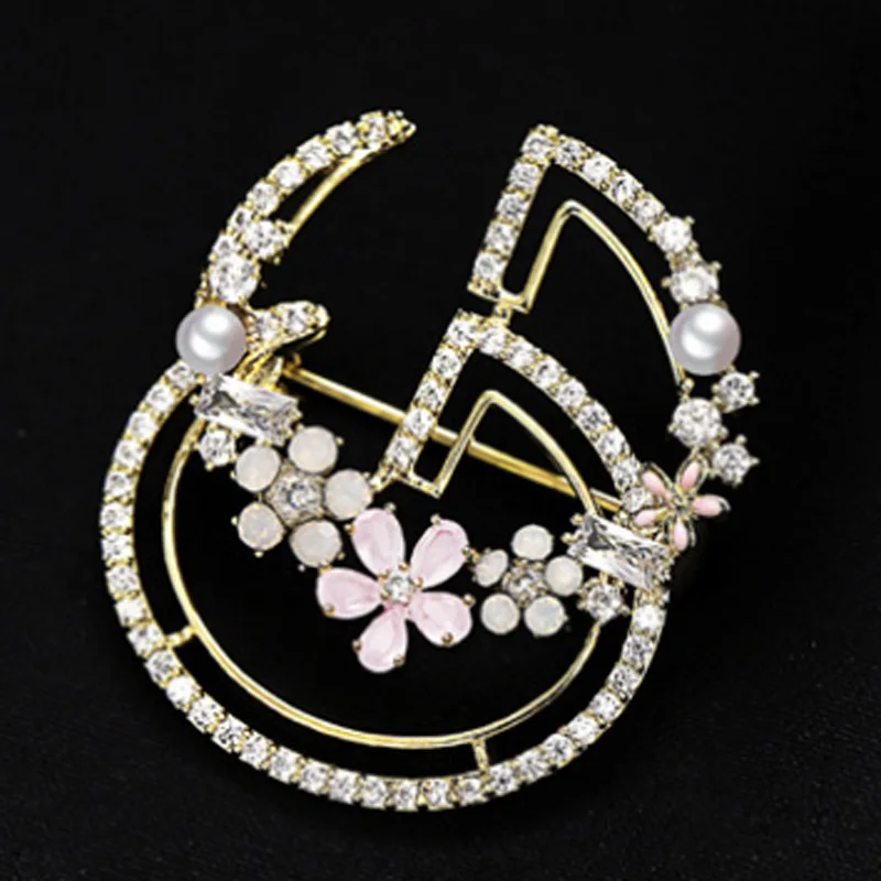 

Zlxgirl high-end Korean brooch ladies hollow letter brooch AAA zircon clothing collar needle scarf pin