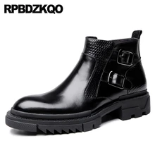 Черные мужские зимние ботинки из натуральной кожи с натуральным лицевым покрытием; вечерние ботинки в байкерском стиле в винтажном стиле; украшенная обувь из змеиной кожи с коротким искусственным мехом