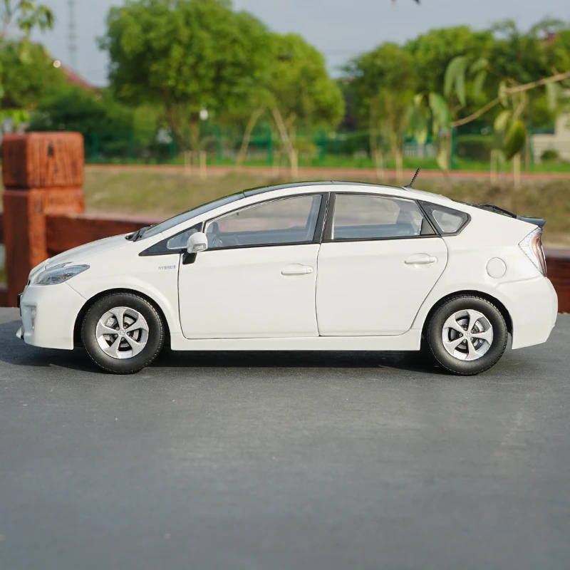 1:18 литая модель для Toyota Prius Hybrid 2012 белый сплав игрушечный автомобиль миниатюрная