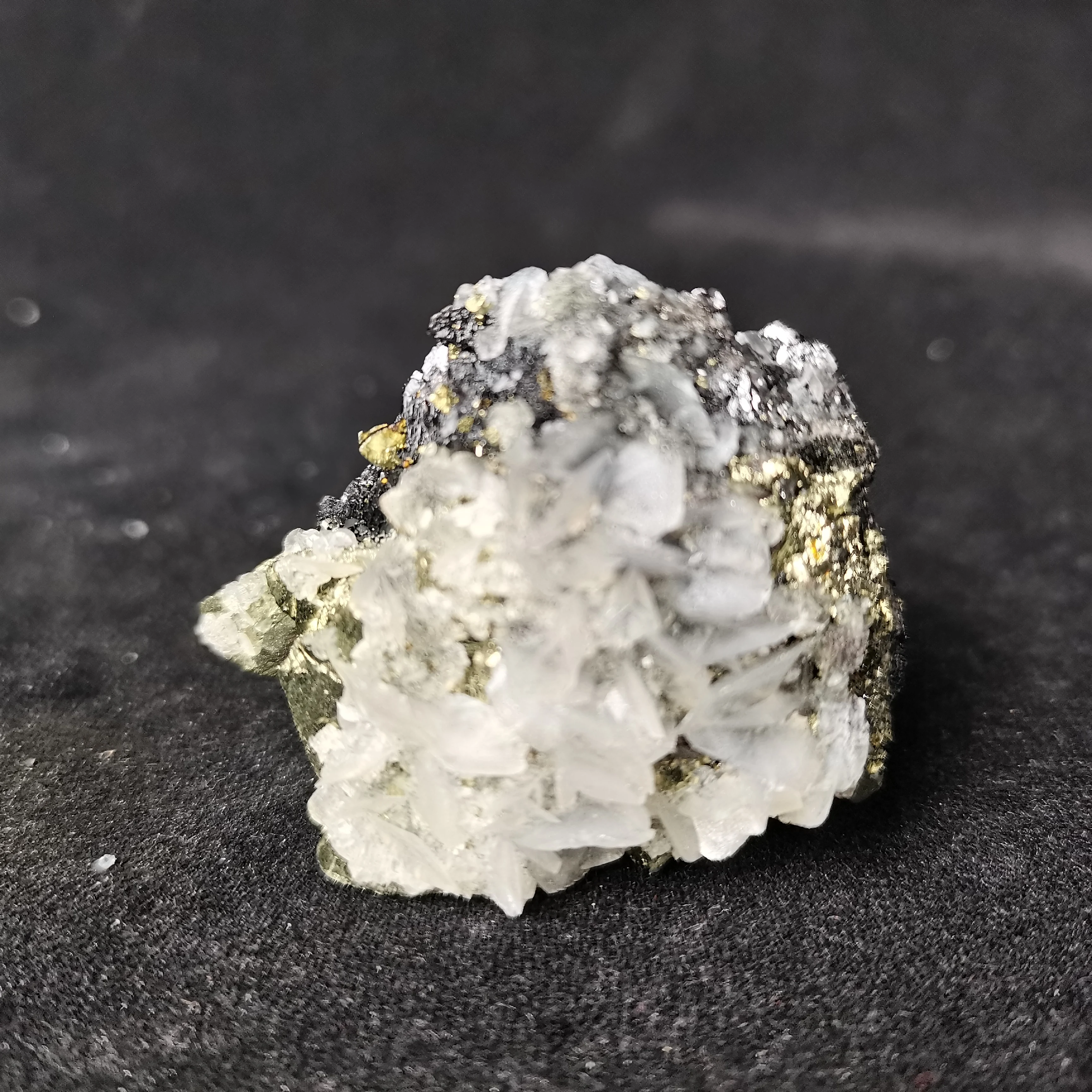 

69.4gSamples of natural wolframite, calcite, pyrite and mineral crystal Association