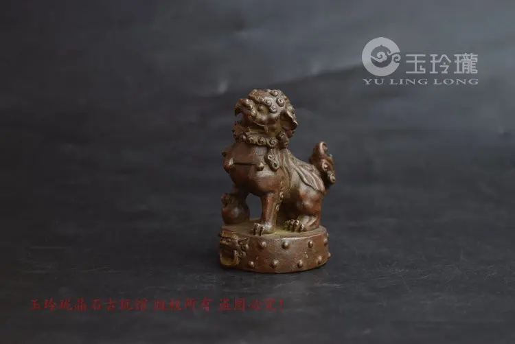 

Exquisite bronze drum and lion ornament
