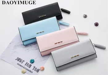 

The new 2020 woman holds a purse with a wallet and a large purse.