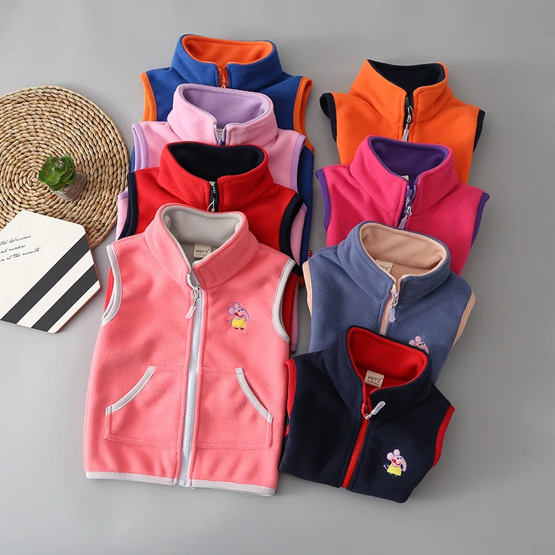 Новинка года; сезон осень; стильная детская одежда; плотный флисовый жилет; детский жилет с вышитым рисунком