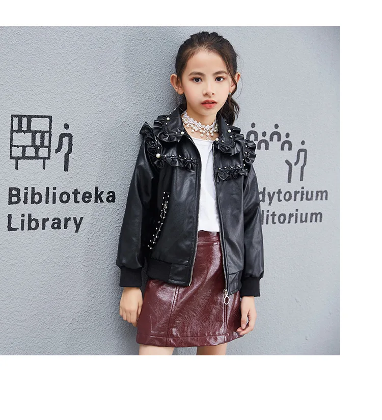 Демисезонный девочек Кожаные куртки в европейском стиле детские Искусственная кожа куртка детская одежда для девочек с лацканами из искусственной кожи Топы с жемчугом Костюмы