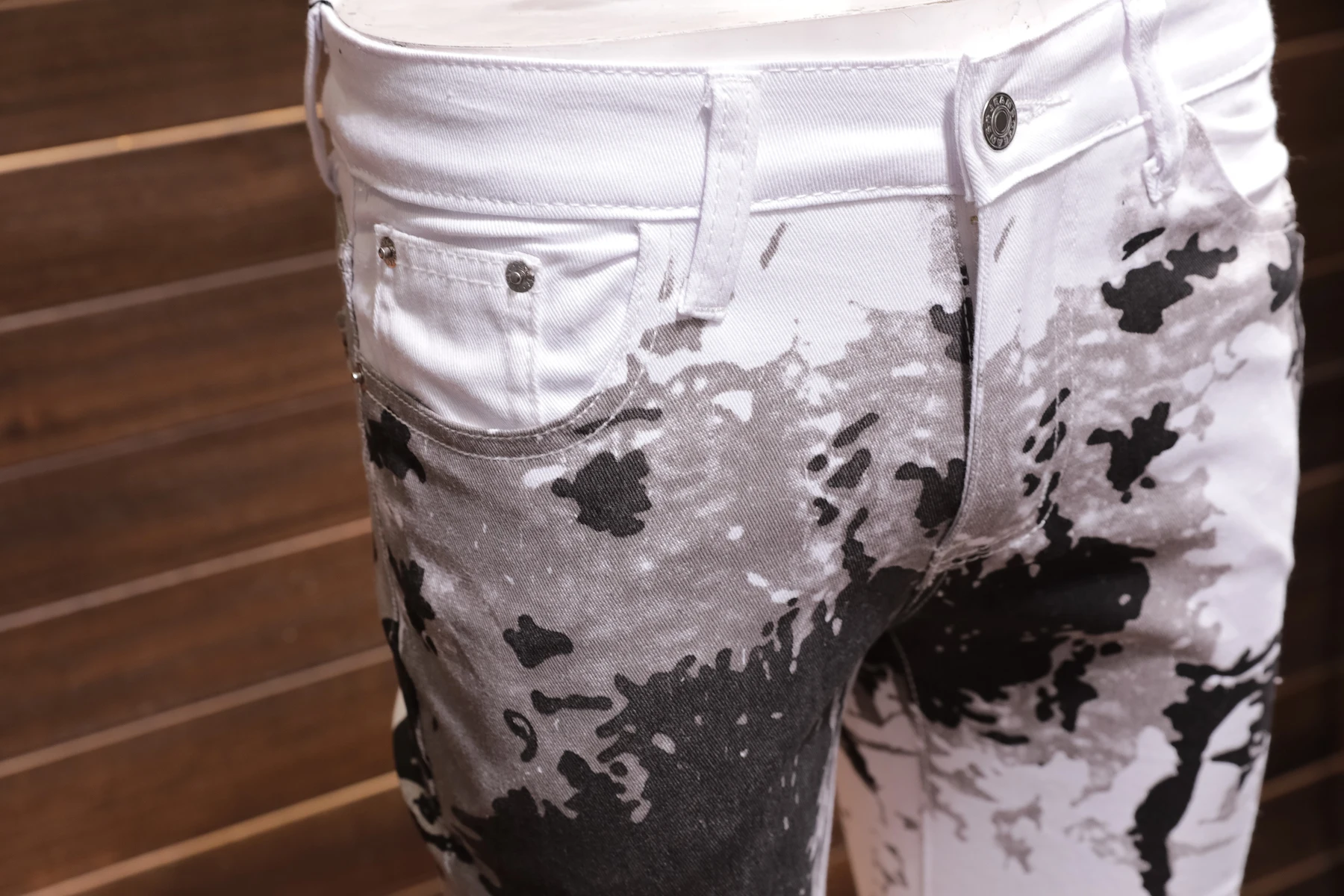 Осенние туфли белого цвета с принтом Для досуга джинсы человек прямо, канистра с хорошей терморегуляцией эластичная повязка на головку личности длинные брюки в стиле «Джокер»