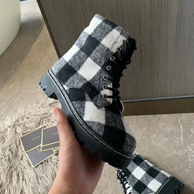 Winter Luxury Designer Patchwork Plaid Boots British Style Women Thick Heels Martin Boots Chic Plus Velvet Ladies Lace Up Shoes