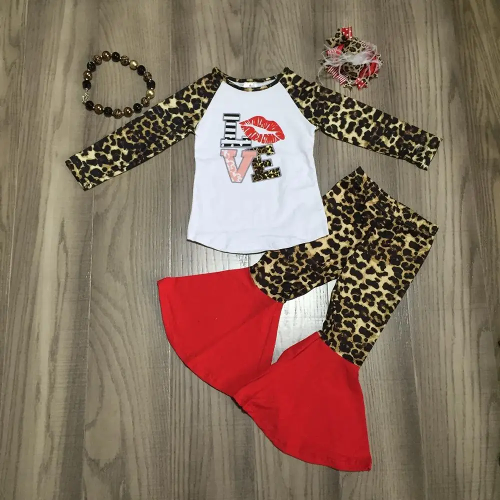 Весенний Леопардовый Костюм ко Дню Святого Валентина; детская одежда из хлопка; брюки-клеш с оборками и сердечками; подходящие аксессуары
