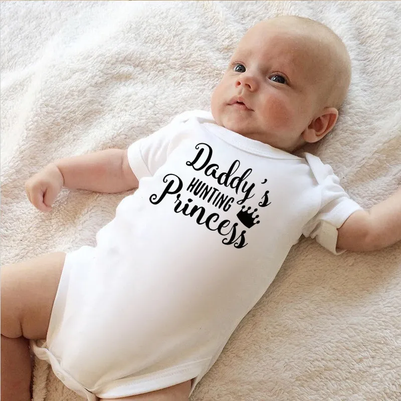 И надписью «Daddy's Охота платье принцессы из хлопка с принтом хлопковая одежда для новорожденных от Carter's, детский костюмчик, хлопок короткий рукав боди для маленьких мальчиков девочка Onesies детская одежда, комбинезон