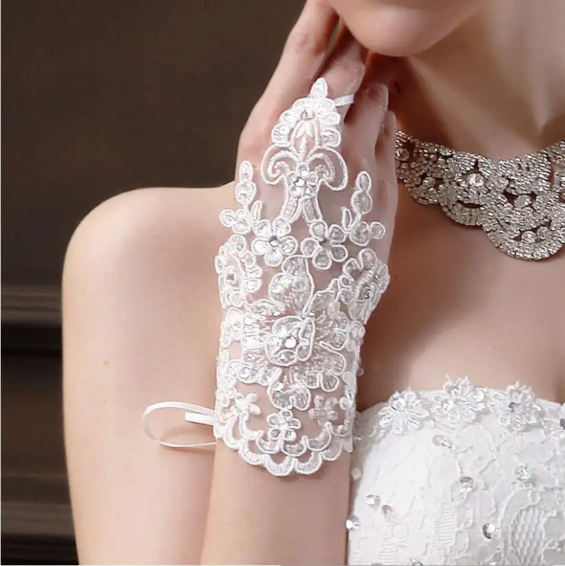 Новые белые и красные свадебные перчатки без пальцев с аппликацией из кристаллов, короткие кружевные перчатки для невесты, свадебные аксессуары