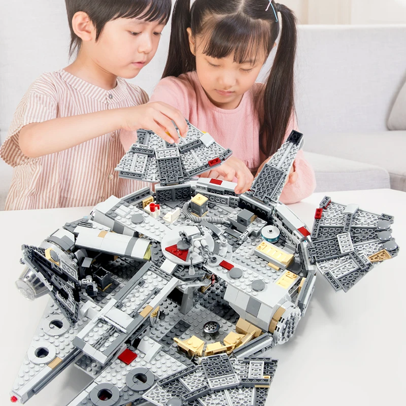 

Free Shipping 1351+pcs Building Blocks Famous Star Movie Spaceship Offset Bricks With 6Pcs Figures Education Toys For Children