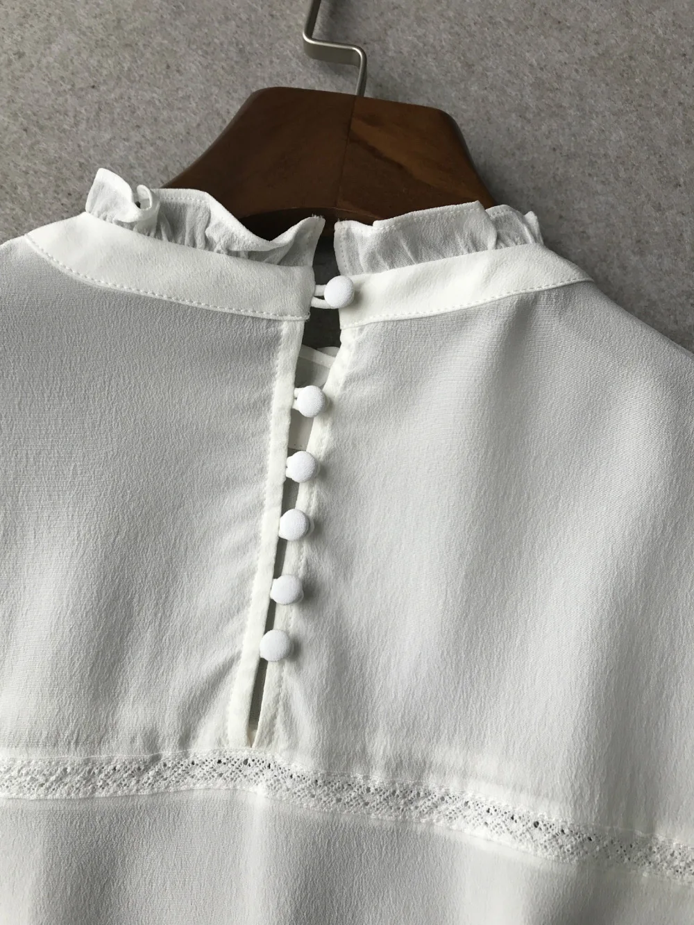 Высококачественная Женская шелковая блузка белого/бордового/темно-зеленого цвета топ с оборками и спинкой с пуговицами и кружевными вставками