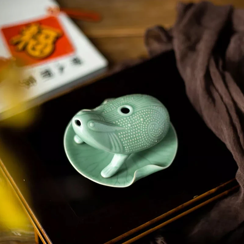 

Shanglin Lake Yue Kiln Celadon Toad Water Pot For Inkstone Porcelain Table Decoration
