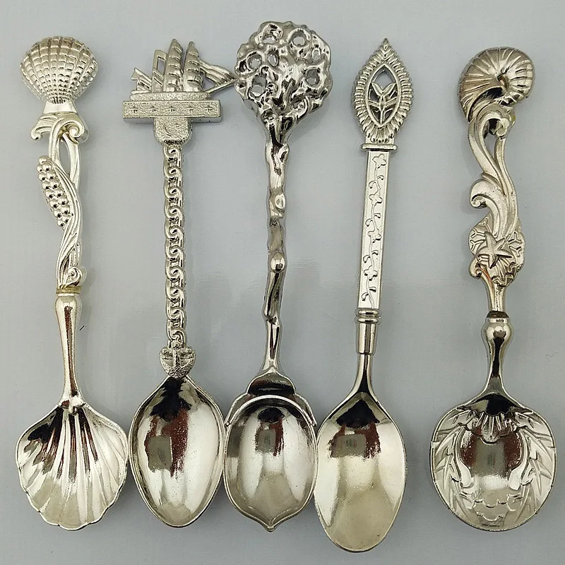 6pcs-Vintage-Spoons-Fork-Mini-Royal-Style-Metal-Gold-Carved-Coffee-Snacks-Fruit-Prikkers-Dessert-Fork(6)