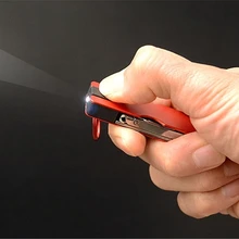 Multifonction en plein air Mini porte-clés couteau lumière LED coupe-ongles Earpick ciseaux pince à épiler poche EDC outils Multi randonnée engrenages