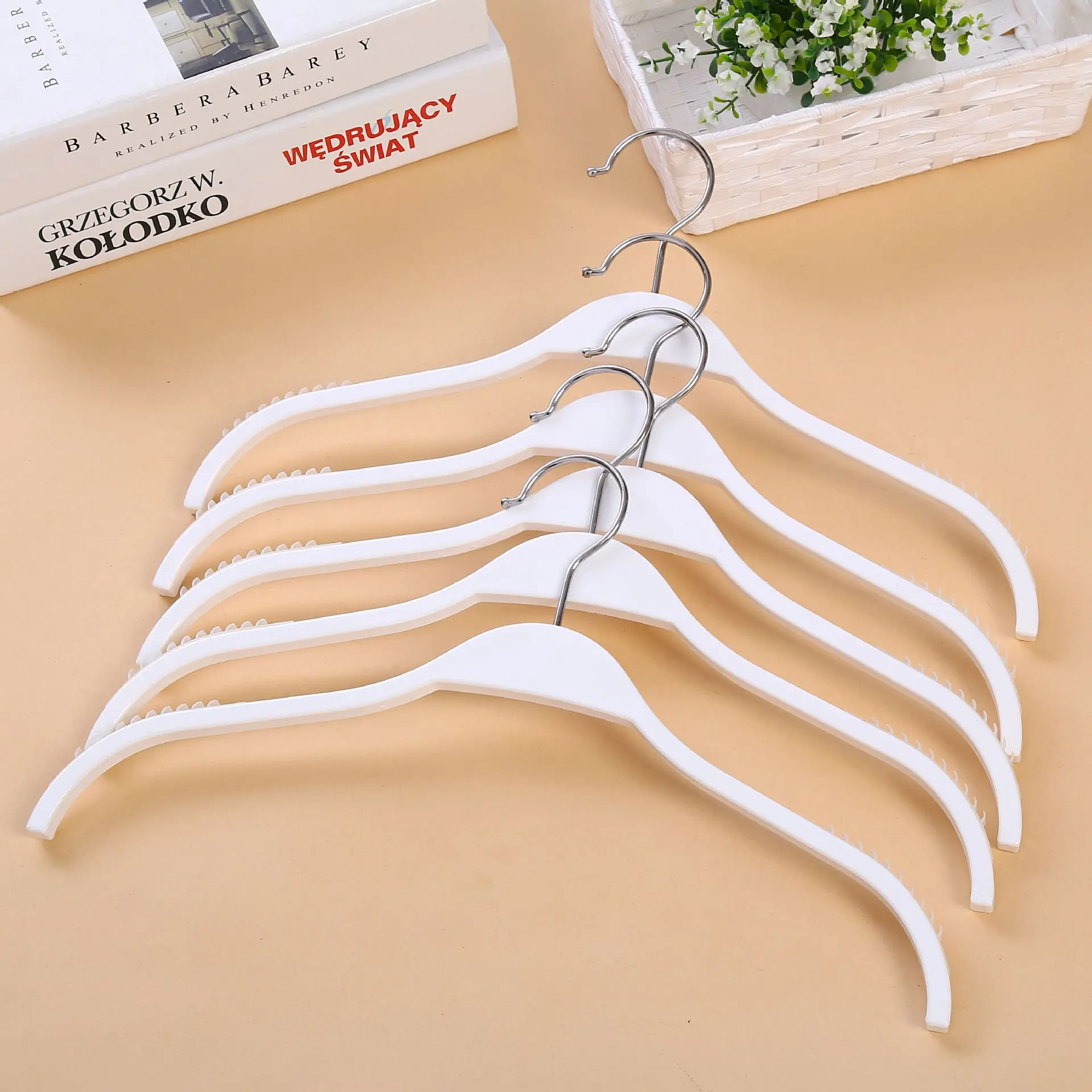

New Longhua White Plastic Anti-slip Clothes Hanger Solid Color Multi-functional Adult Wide Shoulder Clothing Hanger Women's Manu