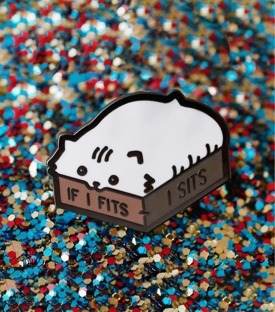 Милая шпилька с подвеской Кот если мне подходит я сидит эмалированная булавка