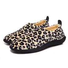 Мужские и женские тапочки; микро-велюр; леопардовый принт; повседневные зимние домашние тапочки; Лоферы для дома и улицы; нескользящая подошва; Mujeres Zapatillas