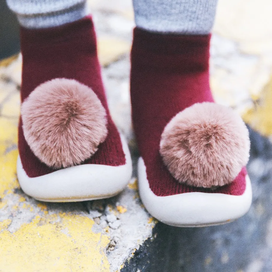 19 новые стильные весенне-летние детские носки-тапочки с пушистыми помпонами с большими глазами, носки для маленьких детей нескользящие носки с резиновой подошвой