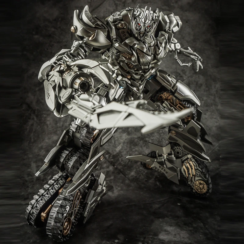 

Action picture of movie leader of Galvatron mgtron destroyer robot toy
