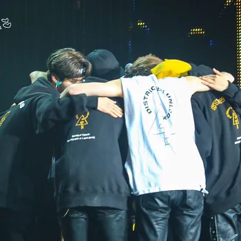 

Summer Kpop Stray Kids Straykids District 9 Unlock Concert Same Printing T Shirt Unisex O Neck Short Sleeve T-shirt