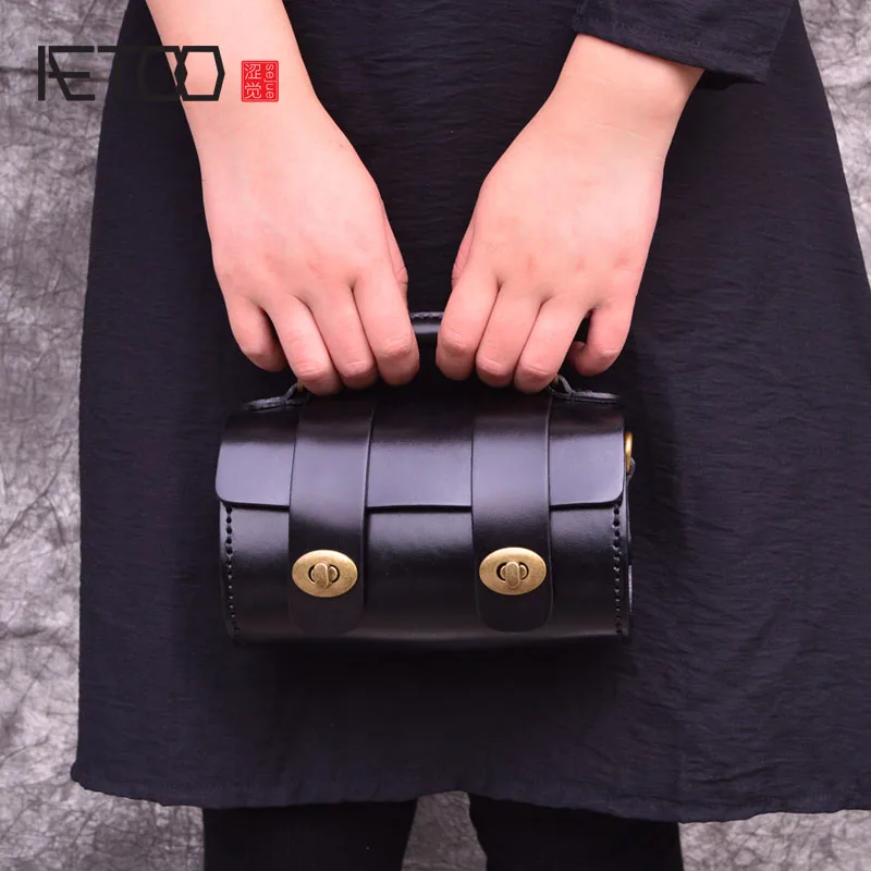 

AETOO Original handmade leather bag mini retro small round bag Messenger bag head layer cowhide vegetable tanned ladies handbag