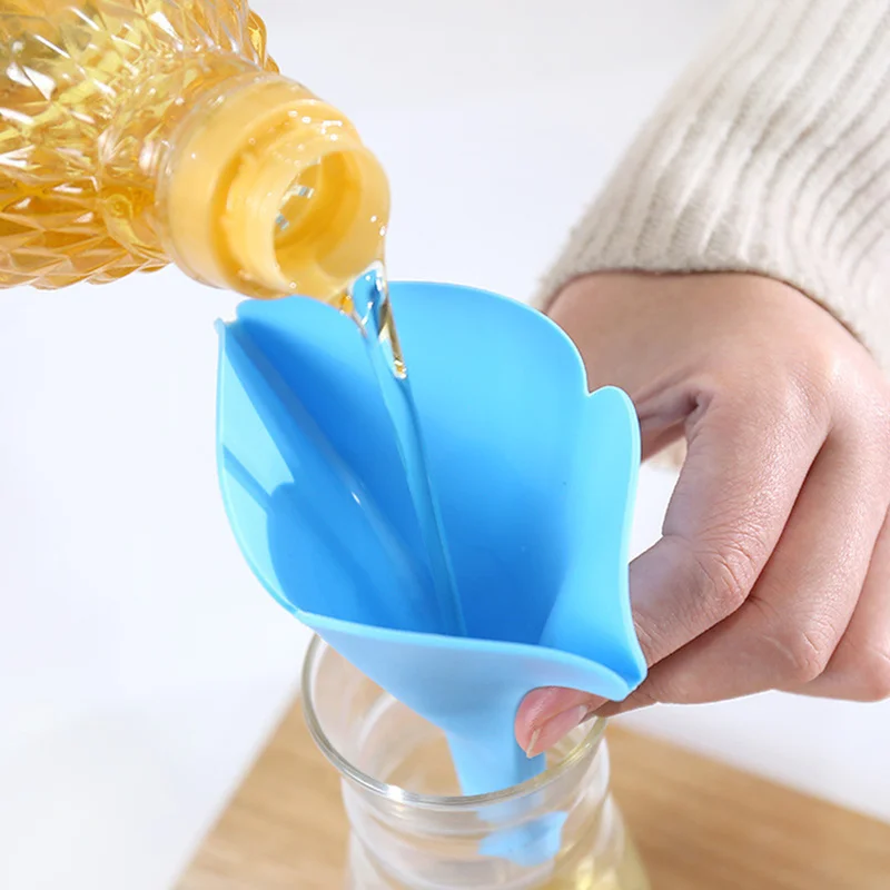

1 Pcs Mini Funnel Foldable Silicone Funnel Collapsible Style Funnels Being Hanging Household Liquid Dispensing Kitchen Tools