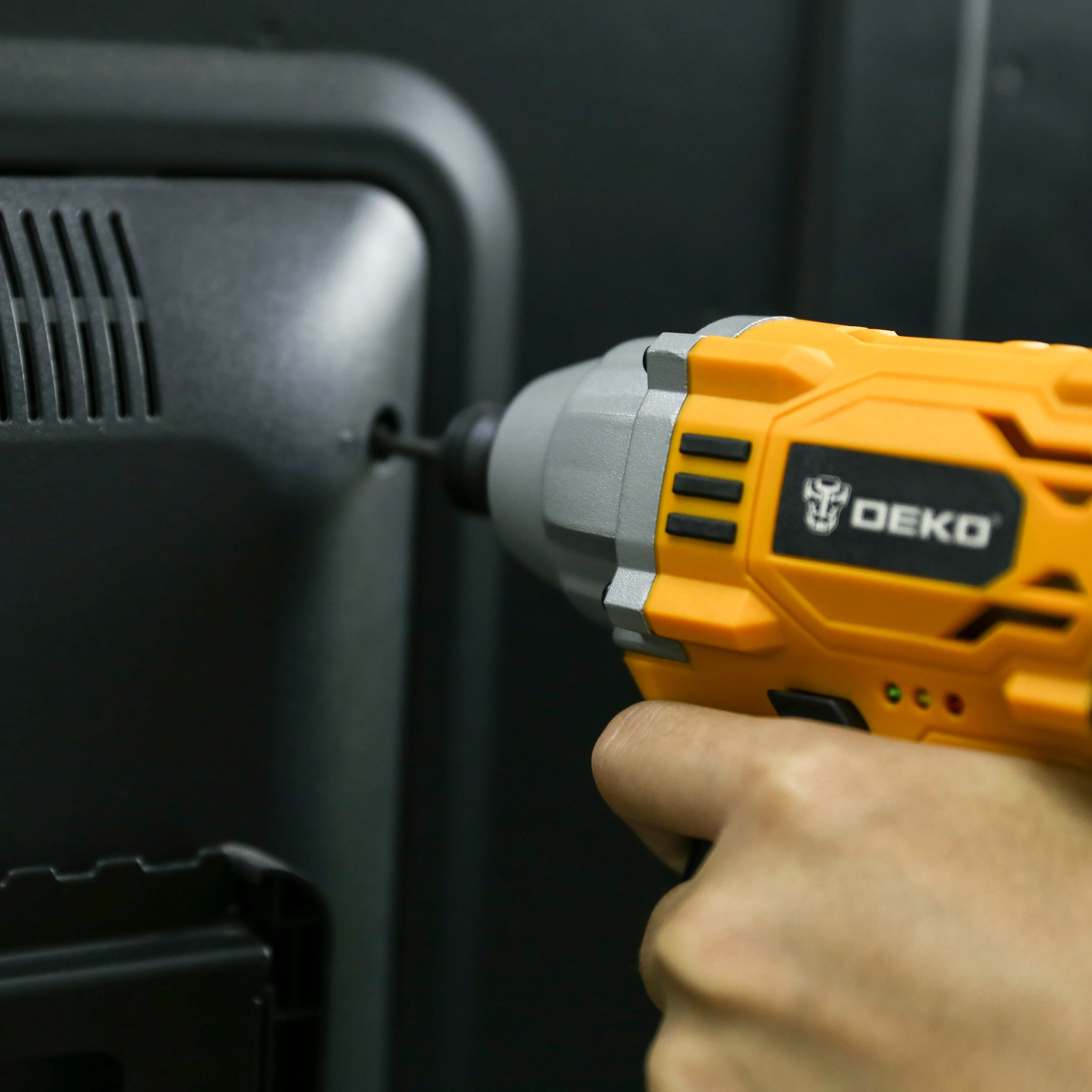 Ударная отвертка DEKO DKIS12-Li Противоскользящая поверхность ручки Electric drill