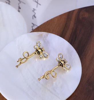 

Europe and the United States jewelry fashion creative fun bee shape inlaid zircon cute stereo earrings earrings send girlfriend