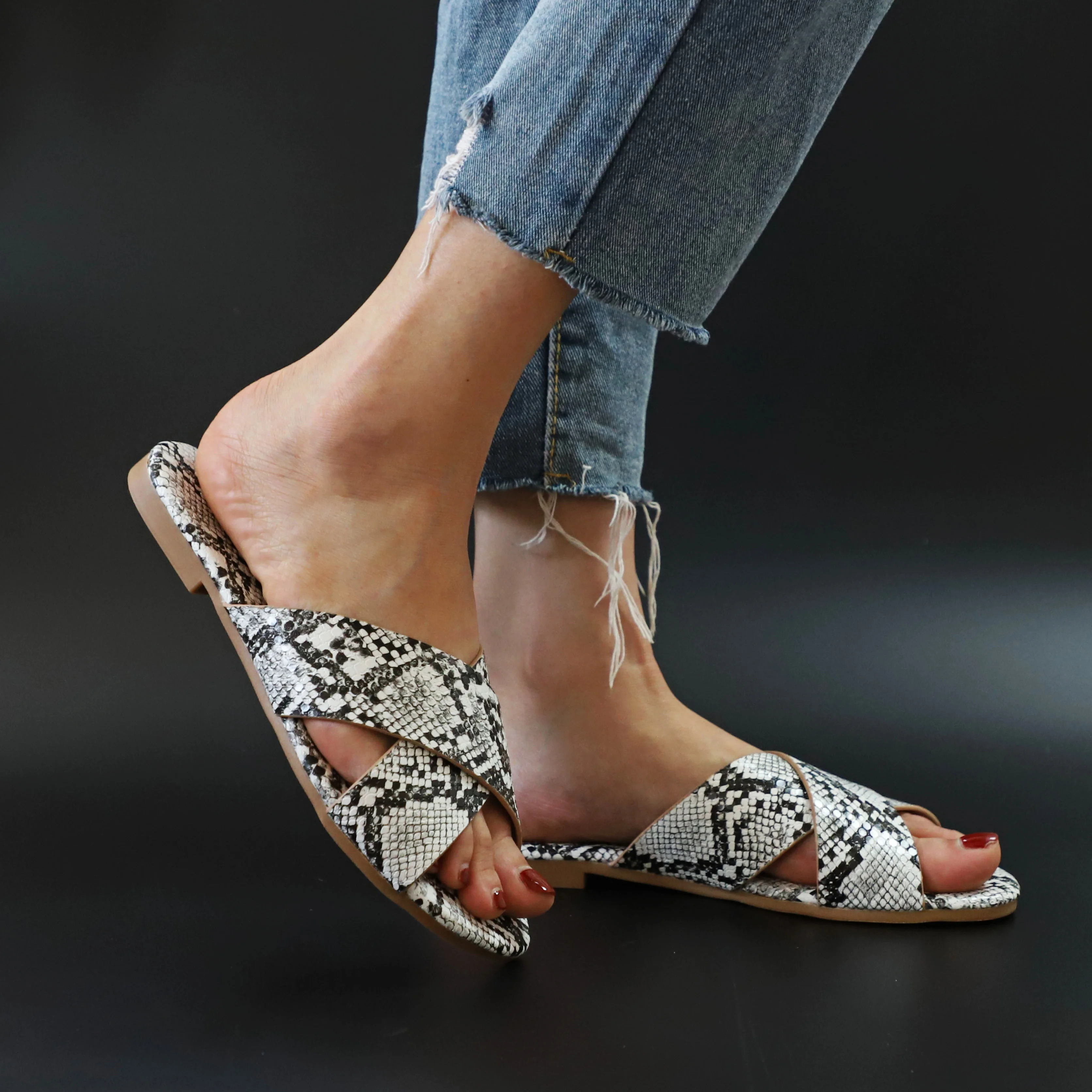 

Summer 2020 new snake pattern female slippers flat bottom cross pattern sandals tide open-toe sandals X191