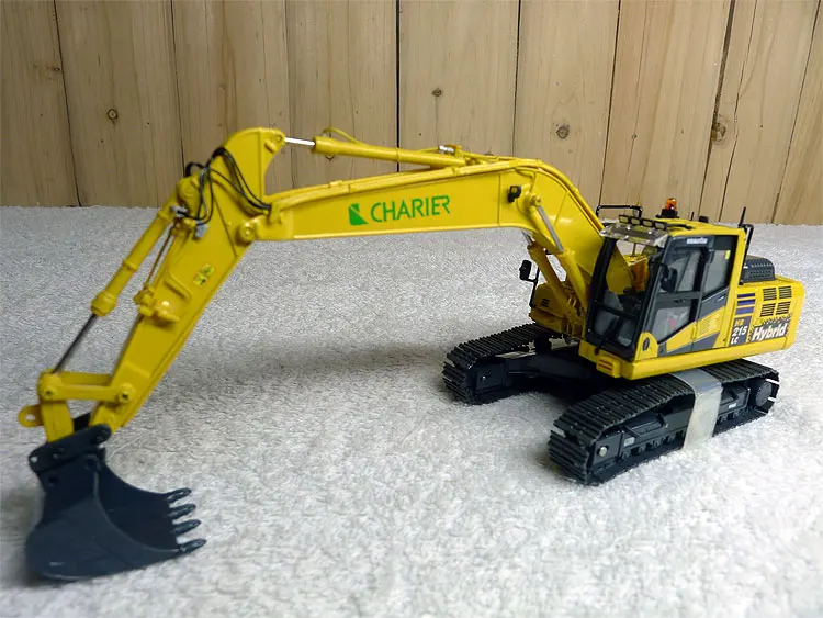Universal Hobbies 8135 Komatsu Hb215lc-3 Hybrid TRACKED Excavator 1 50 for sale online 