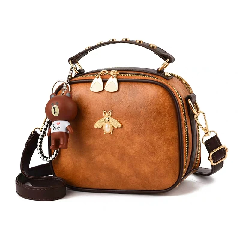 

Women Brand Bear Pendant Handbags Large Leather Capacity Shoulder Bag Female Doctor Crossbody Star Bee Rivets Casual Ladies Bags
