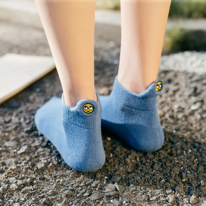10 пар, новинка, осенне-зимние махровые носки, женские японские однотонные носки, женские носки на каблуке с вышивкой в виде улыбки