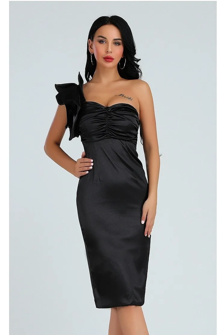 Евро-американский шик одно плечо кружевное платье с талией заправлено в