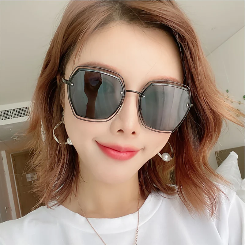 

New ladies fashion outdoor street shot sunglasses anti-ULTRAVIOLET polarizing sunglasses casual classic retro large frame glasse