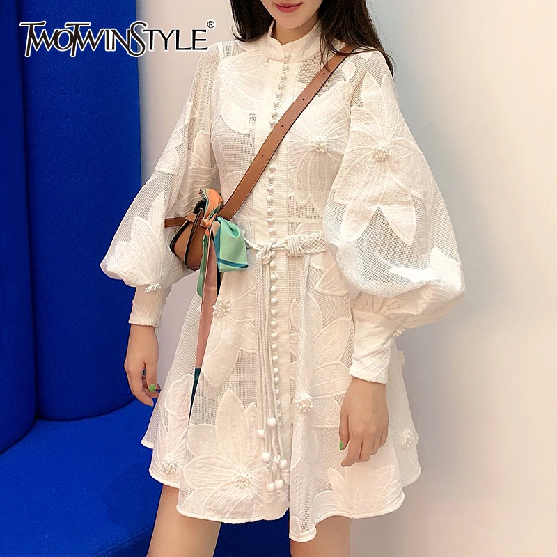 Женское асимметричное платье TWOTWINSTYLE белое ажурное с вышивкой воротником-стойкой