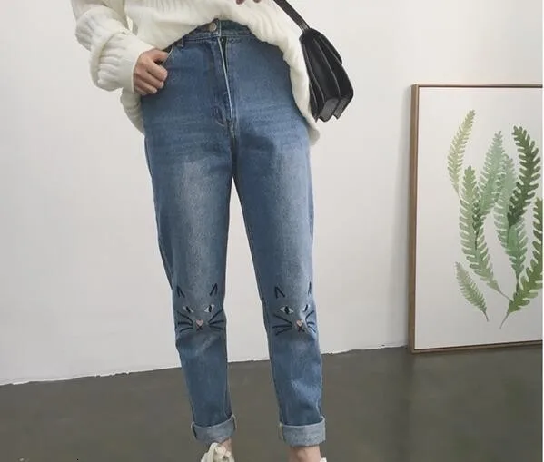 Для женщин бойфренд, с высокой талией джинсы женская обувь, Большие размеры свободные джинсы с вышивкой милой кошечки джинсовые штаны пуш-ап джинсы Femme