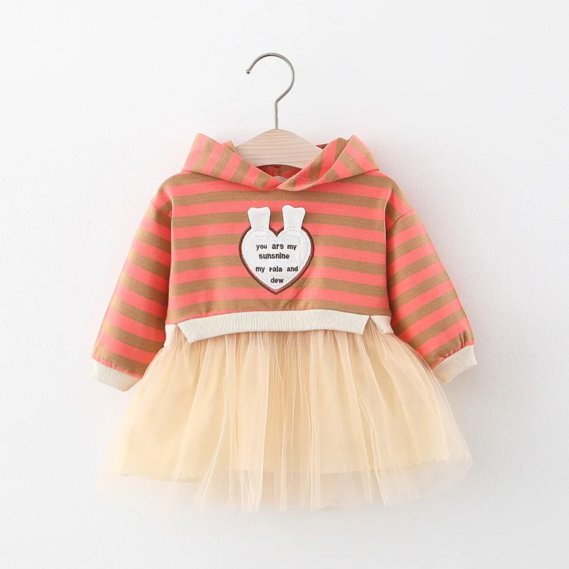 Весенняя одежда для маленьких девочек с вышитыми буквами и полосками; Лоскутная газовая вуаль; детская одежда;