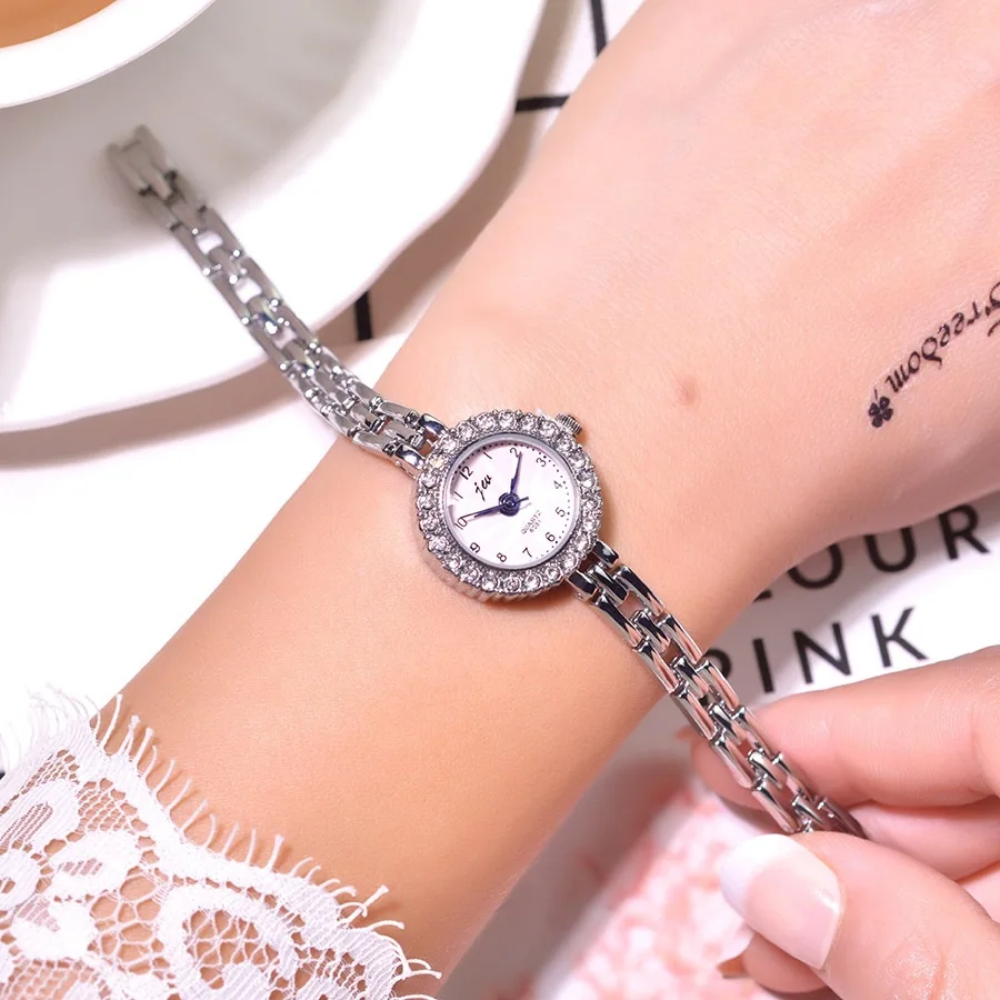 

Zilver Kwaliteiten Vrouwen Armband Horloges Volledige Rvs Mode Luxe Kristal Horloge Kleine Dames Quartz Horloges Geschenken
