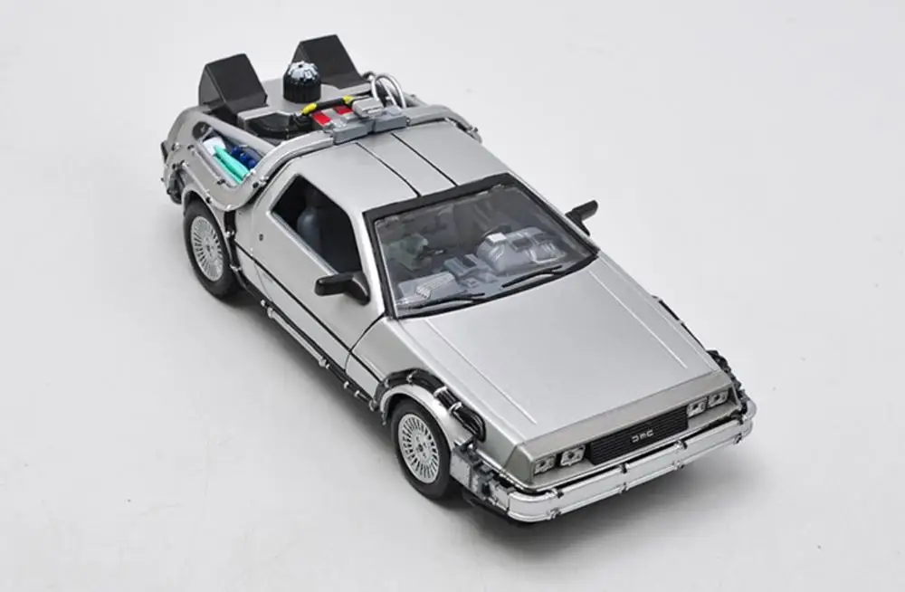 Модель литая автомобиля Welly 1/24 1:24 Назад в будущее 2 II|Наземный транспорт| |