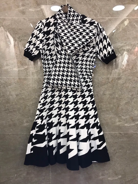 

2019 Early Autumn New Woman's Neck Stitching Short-sleeved Qianbi Lattice Short-sleeved A-Swing Knitted Dress 807