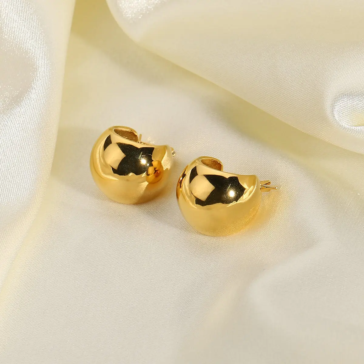 Steeltime Orecchini Cerchio Grandi In Acciaio Placcato Oro 18K, 5,7 Cm. Ipoallergenici, Con Sacchetto In Velluto