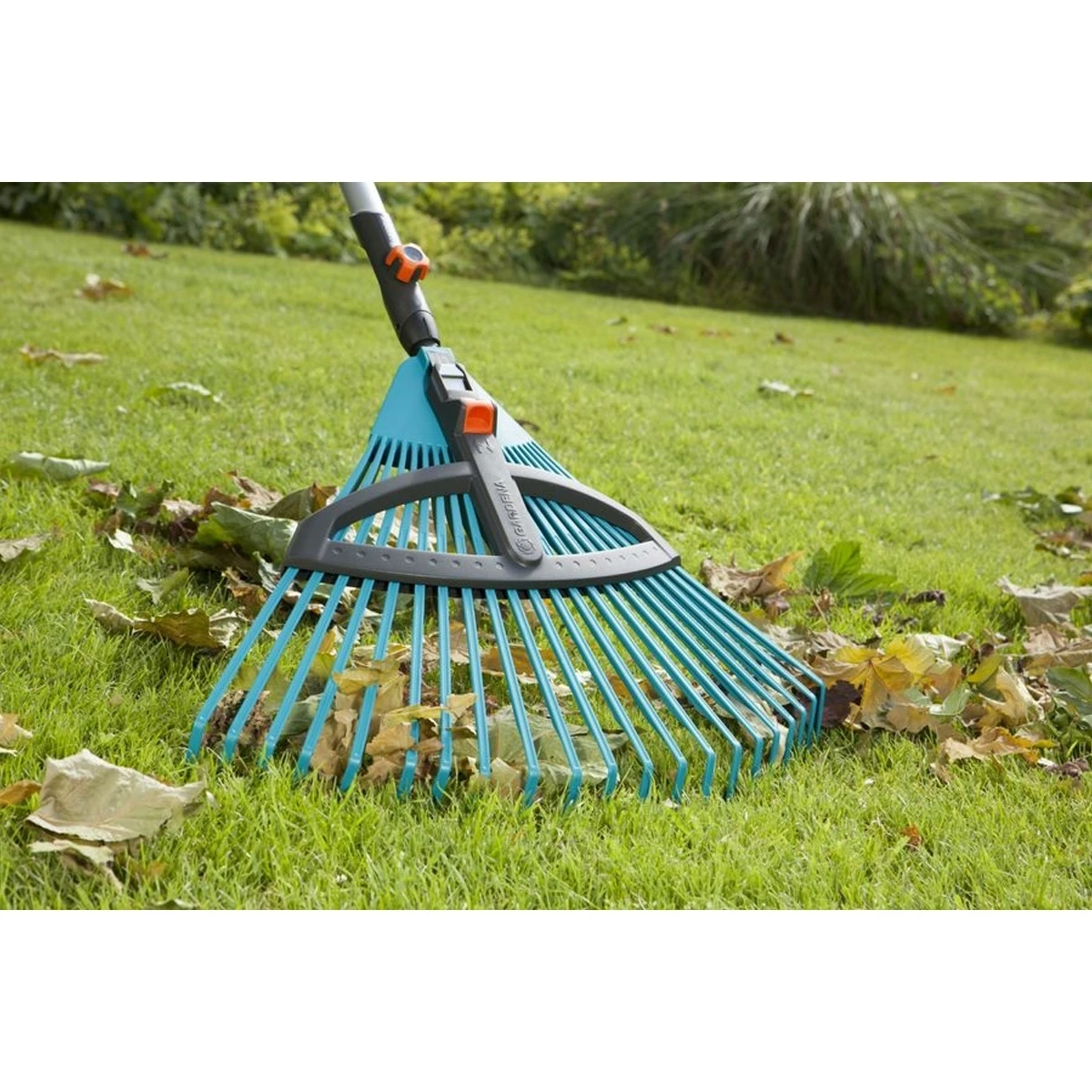 Грабли GARDENA 03099-30.000.00 (Для сбора листьев и срезанной травы. прочные зубья из высококачественного пластика на рабочей поверхности шириной 52 см)