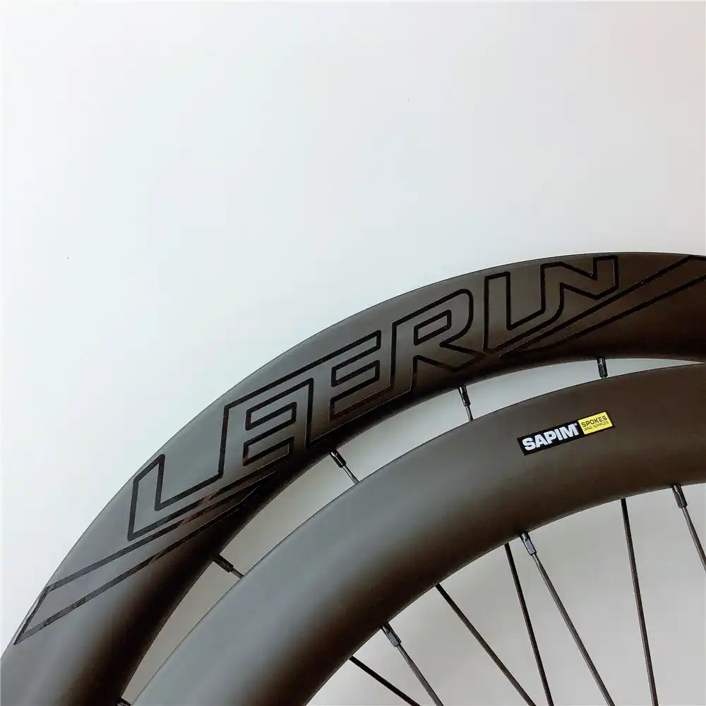 lightweight tubeless road wheels