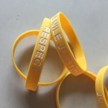 Изготовленный на заказ желтый браслет один цвет deboss текст и логотип резиновые браслеты дешевый силиконовый браслет для мероприятий и продвижения подарок