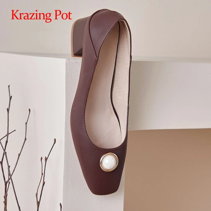 Красивое платье Krazing Pot из натуральной кожи украшенное жемчугом на толстом