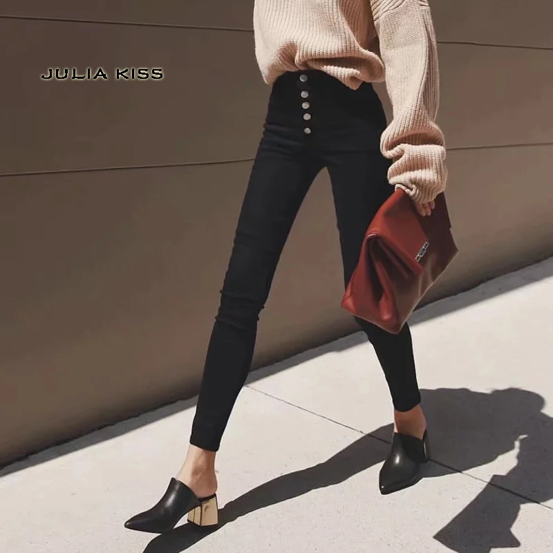 Женские узкие джинсы на пуговицах черного цвета