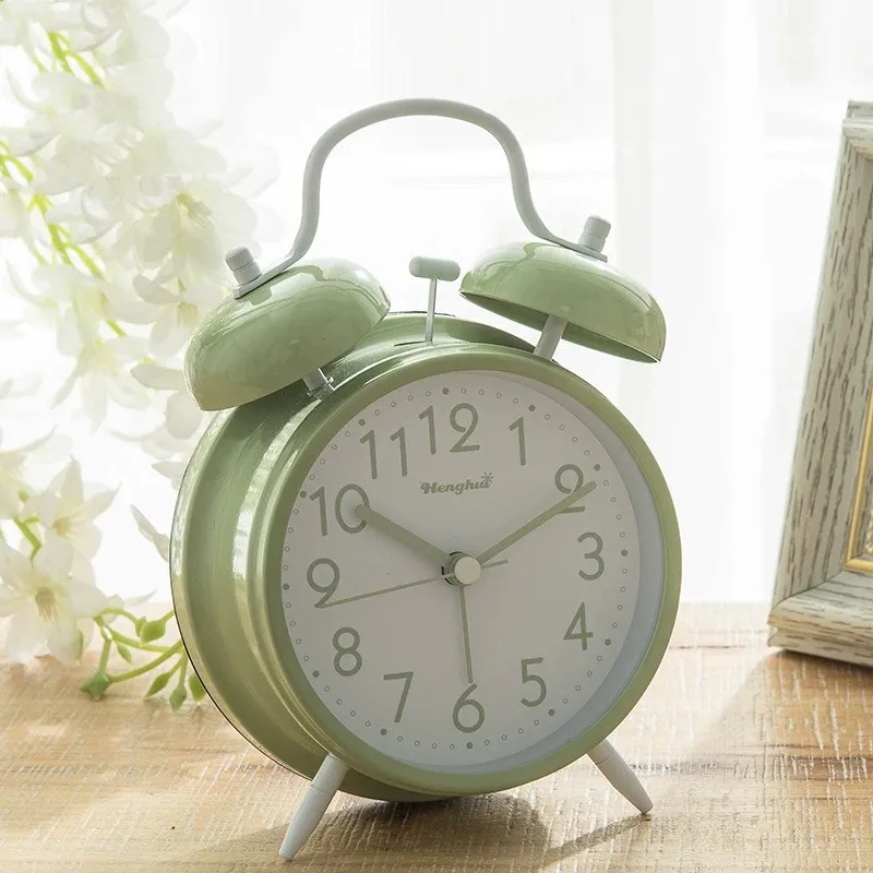 Зеленый Nordic Candy Color Alarm Clock Office Table Luminous Quartz Clock Bedroom Bedside Night Light Silent Simple Fashion Alarm Clock - Цвет: Зеленый