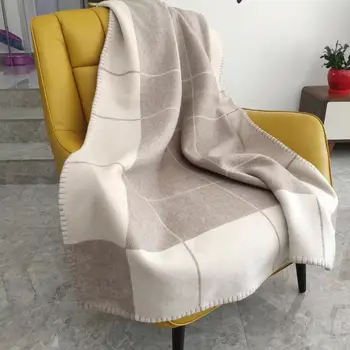 

European and American aristocratic luxury thickening H blanket 1550 gram chamomile color air conditioning sofa aircraft blanket